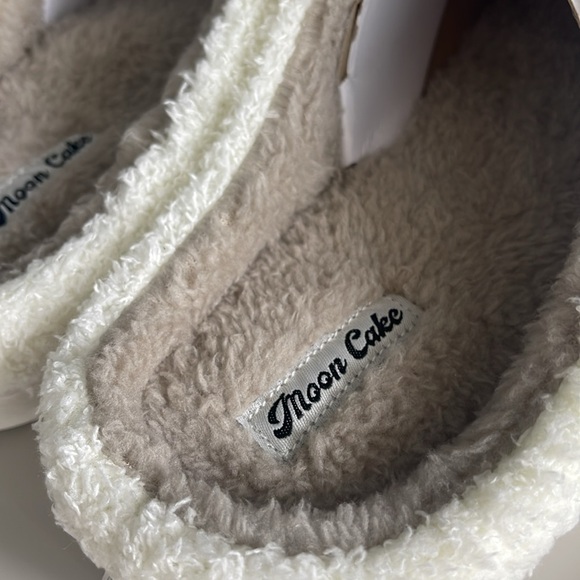 Moon Cake  Ladies Memory Foam Slippers, NWT - Picture 4 of 7